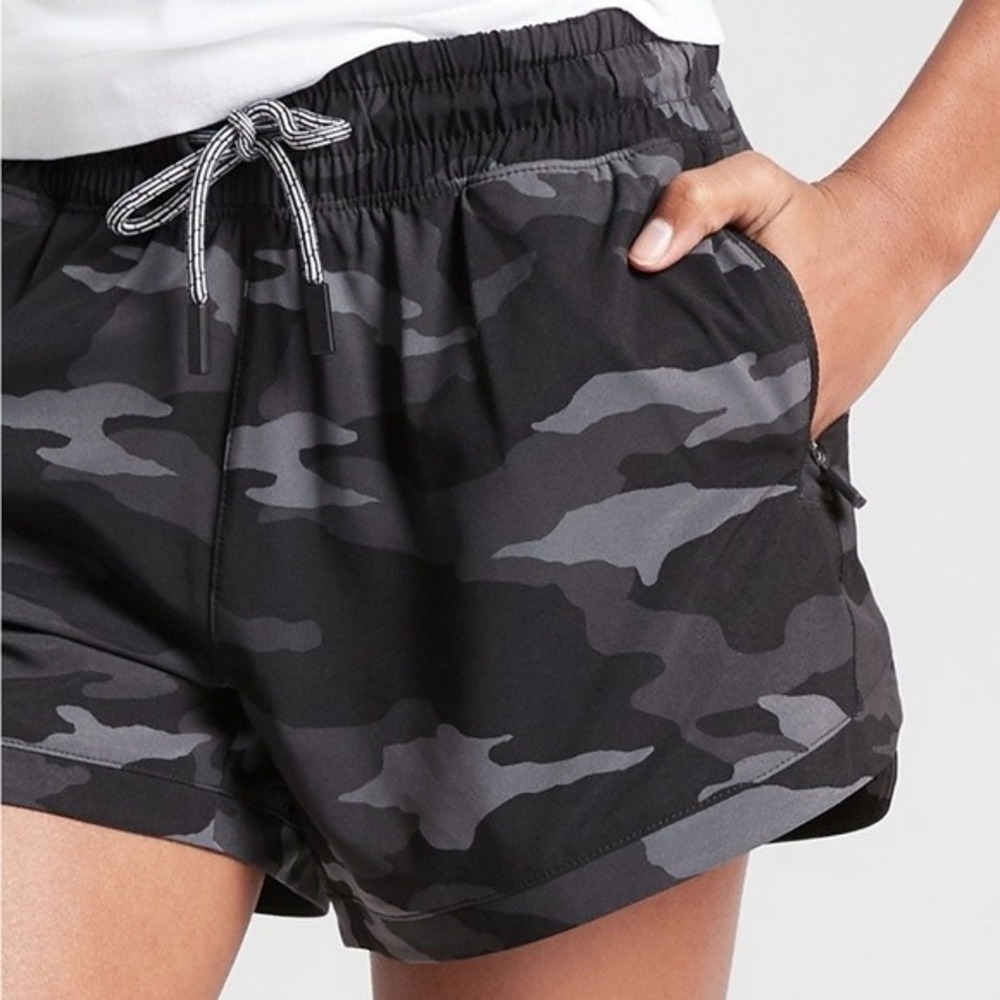 Athleta Girl Camo Athletic Shorts Grey Black Camouflage XL 14 Zipper‎ Pockets